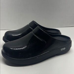 OOFOS Women's Black Slip-On Clog Sandals